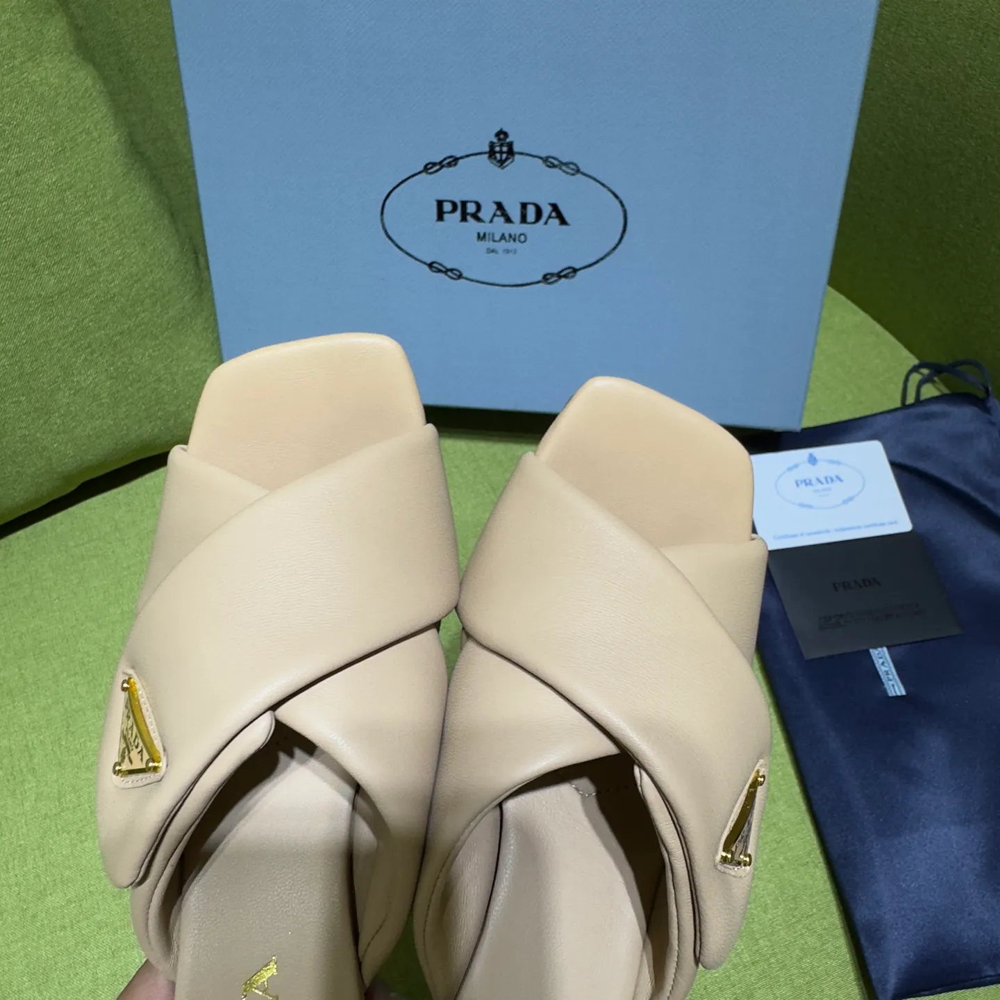 👟👟Ex-factory price 540👟👟 Prada 25ss new style for early spring🔥🔥✨ 🌟 Recommended by major bloggers in Xiaohongshu, developed 1-1 to highlight classic charm. Open molded outsole. Imported mixed breed sheep lining. This sandal embodies a modern design with Nappa leather, a soft-touch padding that accentuates the silhouette. Decorated with an enameled triangle metal logo for added recognition. Enamel-coated metal triangle logo Leather sole decorated with metal letter logo Lacquered heel, height 65 mm Size: 35 to 42 (40-42 customized, non-refundable)